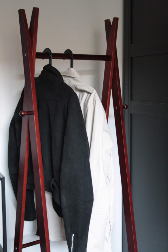 Kledinghanger met schoenenrek 'Confident' - Walnoot